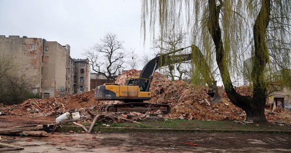 Wielka akcja wyburzeniowa w Łodzi. Od kwietnia do września wyburzonych zostanie niemal 50 budynków. Miasto pozbędzie się ruder, rozpadających się lub grożących zawaleniem kamienic czy magazynów. Będzie to kosztowało 3,5 mln złotych. 