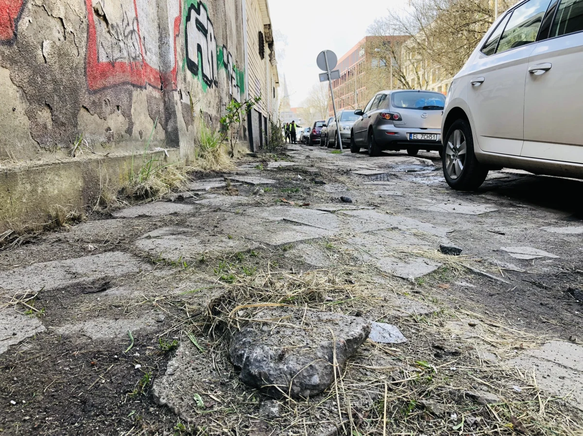 Najbrudniejsza ulica i z najbardziej krzywym chodnikiem w Łodzi to Milionowa. Najwięcej dziur jest natomiast na gruntowej ulicy Jadwigi. Taki obraz wyłania się po głosowaniu łodzian w internetowym plebiscycie: "Brudna Miotła". Akcję zorganizowali społecznicy.