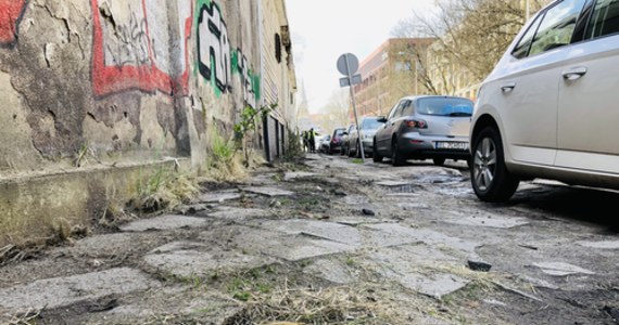 Najbrudniejsza ulica i z najbardziej krzywym chodnikiem w Łodzi to Milionowa. Najwięcej dziur jest natomiast na gruntowej ulicy Jadwigi. Taki obraz wyłania się po głosowaniu łodzian w internetowym plebiscycie: "Brudna Miotła". Akcję zorganizowali społecznicy.