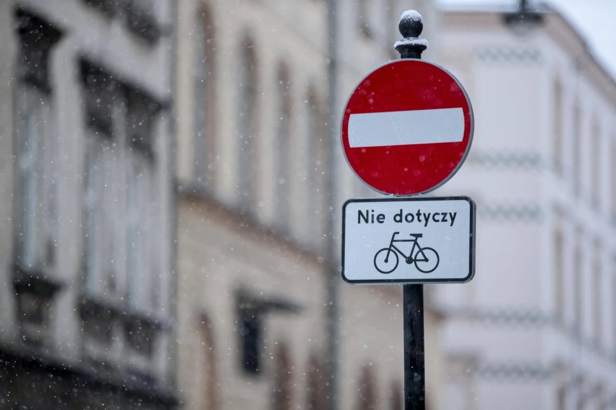 Przygotowywana jest szczegółowa organizacja ruchu, a wszystkie drogi ekspresowe i autostrady na ternie miasta będą wyłączone spod zakazu - mówią urzędnicy z Krakowa w sprawie Strefy Czystego Transportu, którą służby wojewody małopolskiego zaskarżyły do Wojewódzkiego Sądu Administracyjnego. Przyjęta 23 listopada 2022 roku uchwała to nowatorskie rozwiązanie w Polsce i w tej części Europy.  