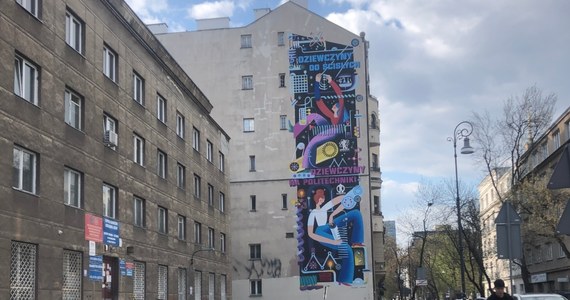 "Dziewczyny na politechniki. Dziewczyny do ścisłych!". Mural z takim napisem odsłonięto dzisiaj w centrum Warszawy, przy ulicy Emilii Plater. Ma zachęcać kobiety do studiowania na politechnikach. Obecnie około 35 proc. studentów publicznych uczelni technicznych to panie.