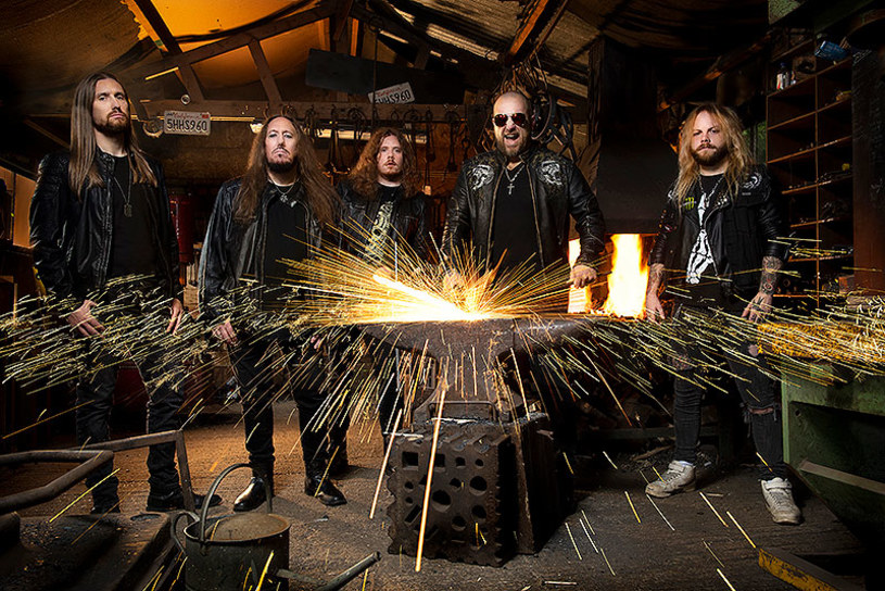 Heavymetalowa grupa Forged In Black z Anglii nagrała trzeci longplay. Płytę "Lightning In The Ashes" promuje już singel "Dusk Breather".