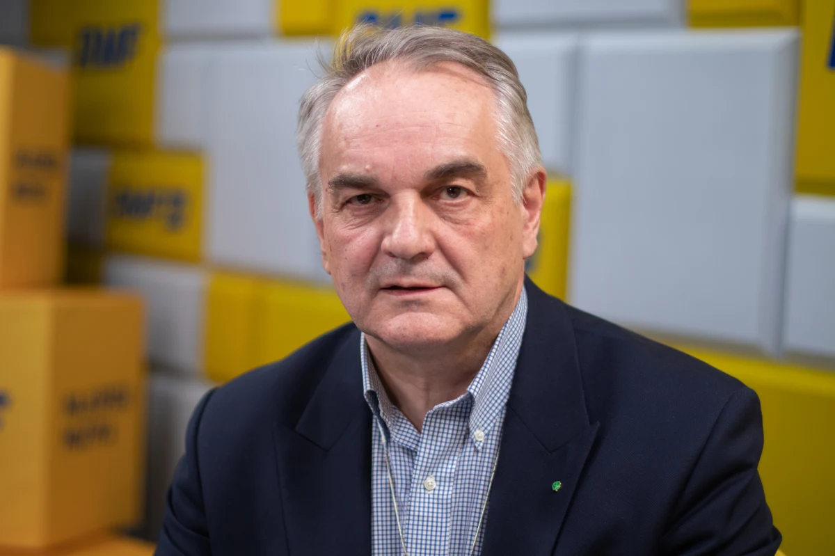 "Żadna ze spółek Polskich Młynów, żaden z zakładów nie sprowadzał zboża z Ukrainy i nie przetwarzał go" - mówił w Popołudniowej rozmowie w RMF FM były premier, a obecnie szef spółki Polskie Młyny - Waldemar Pawlak. "Warto byłoby się zastanowić nad pytaniem, kto wpuścił zboże na obszar celny UE – czasami na niejasnych papierach. Głośno się mówiło o pszenicy tzw. technicznej, która nie istnieje w katalogu produktów celnych UE. Kto kazał celnikom odwrócić się plecami do przejeżdżających ciężarówek?" – pytał były lider Polskiego Stronnictwa Ludowego. 