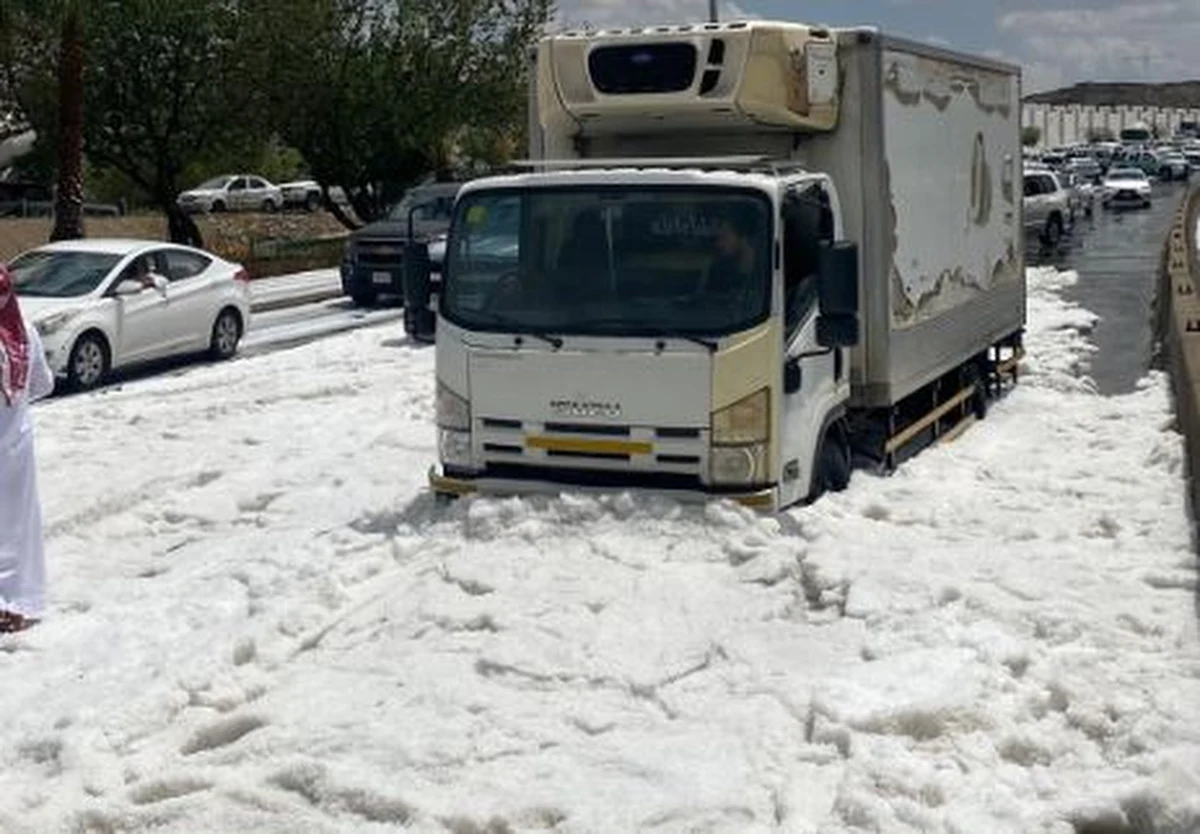 Miasto At-Taif, na zachodzie Arabii Saudyjskiej, zostało zasypane śniegiem i gradem - podał portal wydawanej w Dubaju gazety "The National". Kwietniowa temperatura na tych terenach zwykle waha się w ciągu doby od 15,5 do 30 stopni Celsjusza.