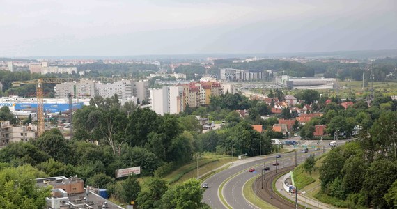 Jezdnie, zieleńce, chodniki i ścieżki rowerowe sprzątają w Olsztynie wyłonione w przetargu firmy. Po zimie sprzątnięto z jezdni i chodników piasek. Oczyszczane są także tereny rekreacyjne w tym place zabaw - podał Zarząd Dróg, Zieleni i Transportu w Olsztynie.