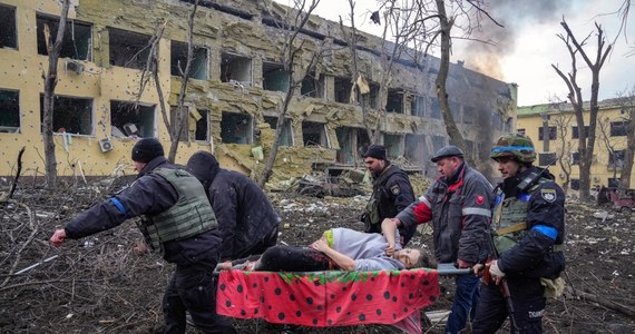 Zdjęcie, zrobione przez ukraińskiego dziennikarza Jewgenija Maloletkę, zdobyło tegoroczną prestiżową nagrodę World Press Photo. Przedstawia ciężarną kobietę, wynoszoną na noszach ze zbombardowanego szpitala położniczego w Mariupolu. Bohaterka tego zdjęcia oraz jej dziecko nie przeżyli. 