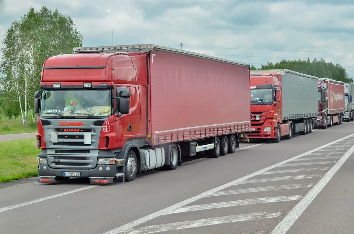 Między innymi oplombowania tranzytu przez Polskę ukraińskich zbóż, mięsa drobiowego, jaj i produktów pszczelich dotyczy opublikowane w godzinach wieczornych w Dzienniku Ustaw rozporządzenie minister finansów. Wciąż czekamy na nowelizację sobotniego rozporządzenia ministra rozwoju i technologii, która ma dopuścić tranzyt ukraińskich produktów i zaktualizować listę produktów, których nie będzie można sprowadzać do Polski.