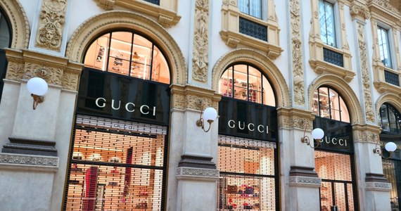 Unijni śledczy przeszukali biura właściciela domu mody Gucci we Włoszech. KE sprawdza przedsiębiorstwa modowe, które podejrzewa o łamanie regulacji dotyczących konkurencji.