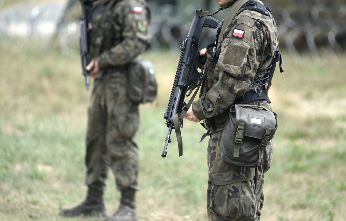 Najniższe uposażenie żołnierza w czasie wojny będzie wynosiło ponad 8000 zł – proponuje rząd w projekcie rozporządzenia do ustawy o obronie ojczyzny, opublikowanym na stronach RCL. W najwyższej grupie zaszeregowania – generałów i admirałów – ma to być 27,4 tys. zł.