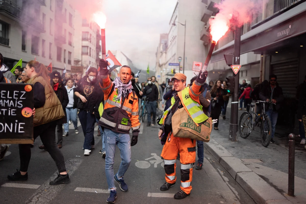W Paryżu cały czas trwają protesty i zamieszki w związku podniesieniem we Francji wieku emerytalnego. Demonstranci domagają się, by pieniędzy na finansowanie świadczeń rząd szukał raczej w kieszeniach milionerów, a nie zwykłych pracowników. Dzisiejszy szturm na paryską giełdę był kolejnym wybuchem tłumu, który nie zamierza godzić się na plany Emmanuela Macrona.