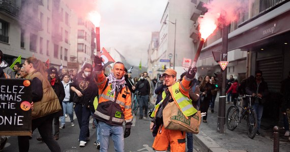 W Paryżu cały czas trwają protesty i zamieszki w związku podniesieniem we Francji wieku emerytalnego. Demonstranci domagają się, by pieniędzy na finansowanie świadczeń rząd szukał raczej w kieszeniach milionerów, a nie zwykłych pracowników. Dzisiejszy szturm na paryską giełdę był kolejnym wybuchem tłumu, który nie zamierza godzić się na plany Emmanuela Macrona.