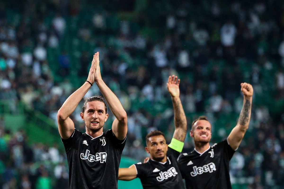 Manchester United przegrał na wyjeździe z Sevillą 0:3 i odpadł w ćwierćfinale piłkarskiej Ligi Europy. Do półfinału awansował Juventus Turyn, w składzie z Wojciechem Szczęsnym i Arkadiuszem Milikiem. Awans wywalczyły też Roma, z Nicolą Zalewskim, i Bayer Leverkusen.