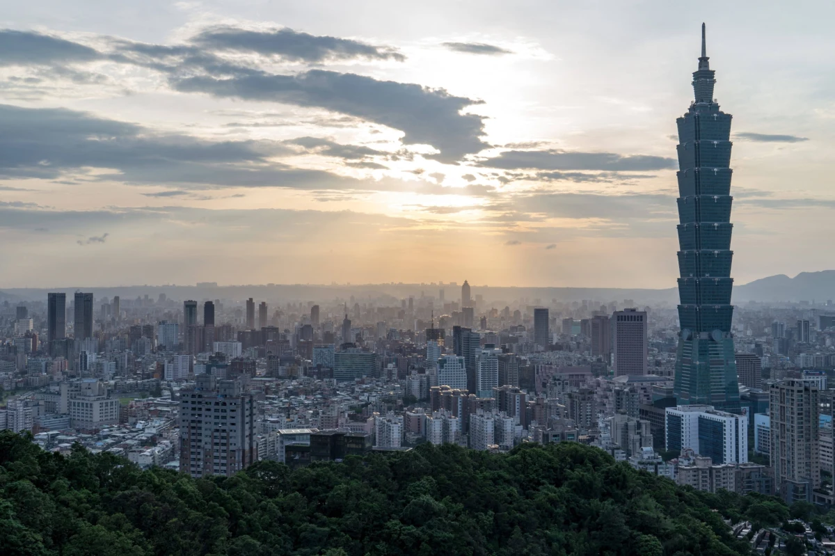 Minister spraw zagranicznych Chin Qin Gang powiedział w piątek w Szanghaju, że obie strony Cieśniny Tajwańskiej należą do Chin i że jest to właściwe i słuszne, aby Chiny utrzymały swoją suwerenność.