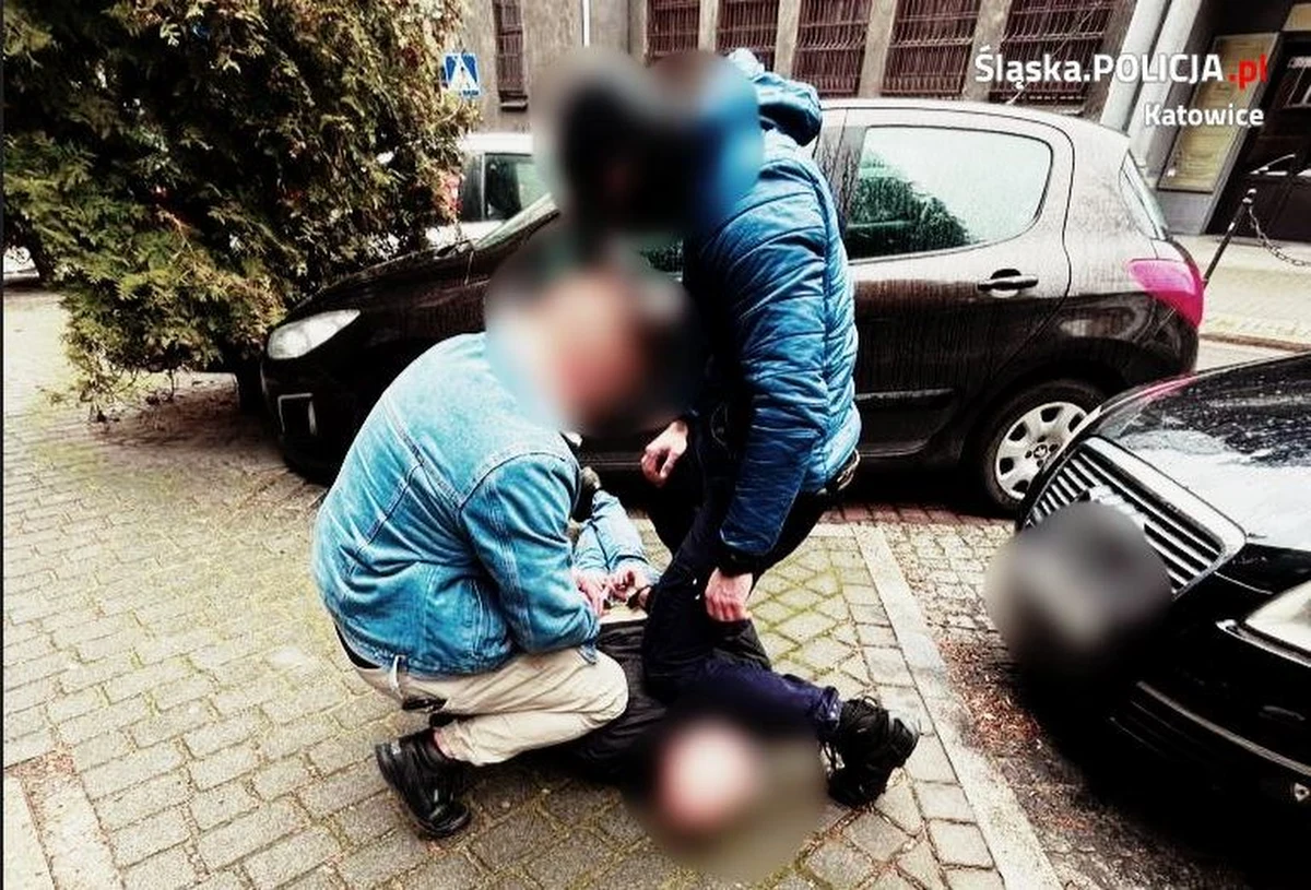 Mężczyzna podawał się za oficera CBŚP i chciał wyłudzić 50 tys. zł od mieszkanki Katowic. Do oszustwa nie doszło dzięki interwencji policjantów, którzy zatrzymali oszusta na gorącym uczynku. Teraz może spędzić w więzieniu nawet 8 lat.