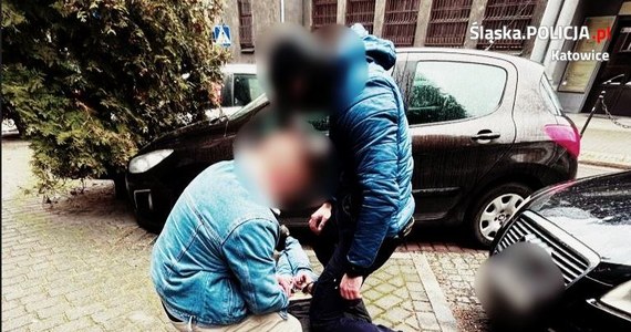 Mężczyzna podawał się za oficera CBŚP i chciał wyłudzić 50 tys. zł od mieszkanki Katowic. Do oszustwa nie doszło dzięki interwencji policjantów, którzy zatrzymali oszusta na gorącym uczynku. Teraz może spędzić w więzieniu nawet 8 lat.