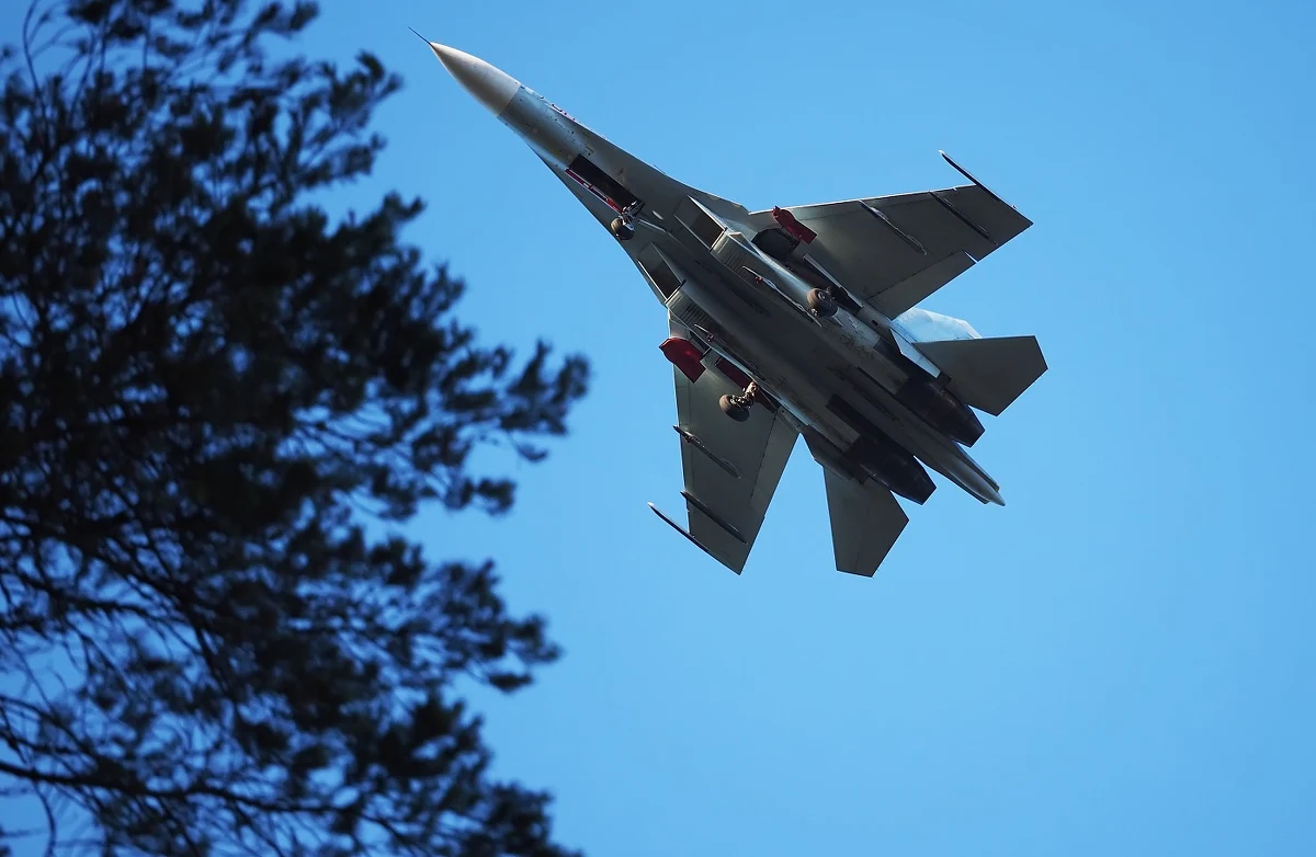 Rosyjski myśliwiec Su-34 w czwartek wieczorem "zgubił" bombę nad leżącym przy granicy z Ukrainą rosyjskim miastem Biełgorod; dwie osoby są ranne - poinformowała agencja Reutera, powołując się na rosyjskie media. Ukraińska Prawda opublikowała moment wybuchu bomby.