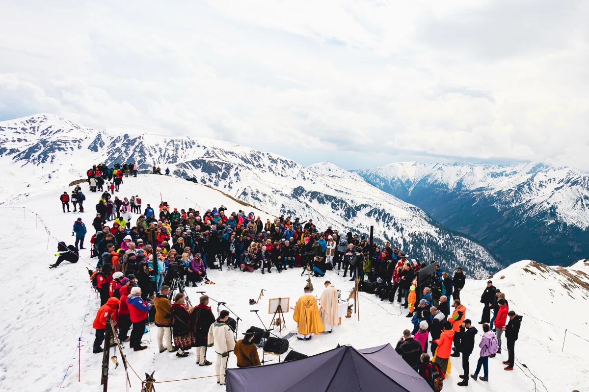 Już w najbliższą niedzielę, 23 kwietnia odbędzie się 15. Spotkanie Przyjaciół na Kasprowym Wierchu. Ludzie gór ponownie zgromadzą się w odprawianej na szczycie mszy ekumenicznej w intencji pokoju i spokoju na Ziemi. Organizatorem i inicjatorem tej tradycji jest sportowiec, przedsiębiorca i filantrop Rafał Sonik.