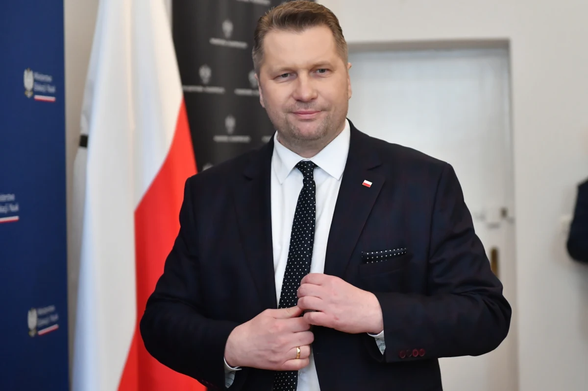 Minister edukacji Przemysław Czarnek pojawił się na dwóch filmikach udostępnionych na tiktokowym koncie Prawa i Sprawiedliwości. Zachęcił do zadawania mu pytań, a następnie przyznał, że czasy dla młodych są trudne i im nie zazdrości. 