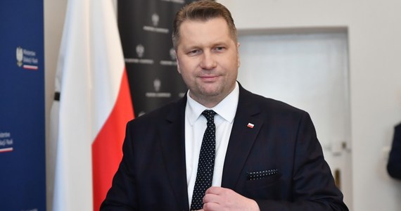 Minister edukacji Przemysław Czarnek pojawił się na dwóch filmikach udostępnionych na tiktokowym koncie Prawa i Sprawiedliwości. Zachęcił do zadawania mu pytań, a następnie przyznał, że czasy dla młodych są trudne i im nie zazdrości. 