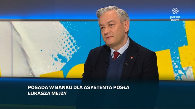 Prowadzący Grzegorz Kępka poruszył też w rozmowie z Robertem Biedroniem temat Franciszka Przybyły, asystenta posła Łukasz Mejzy, który według ustaleń WP został zatrudniony w państwowym banku PKO BP.- Ośmiornica legitymacji partyjnych Zjednoczonej Prawicy tak obsiadła spółki skarbu państwa, różnego rodzaju instytucje, że dzisiaj oni są praktycznie w każdym miejscu, gdzie da się wyciągnąć całkiem niezłe pieniądze za pomocą legitymacji partyjnej, jak z bankomatu i to jest problem - ocenił.- Takich ludzi są tysiące w Polsce. Mogę podać przykład ze Słupska, gdzie radni PiS, bez żadnych kompetencji obsiedli wszystkie spółki w regionie - mówił w programie "Graffiti".