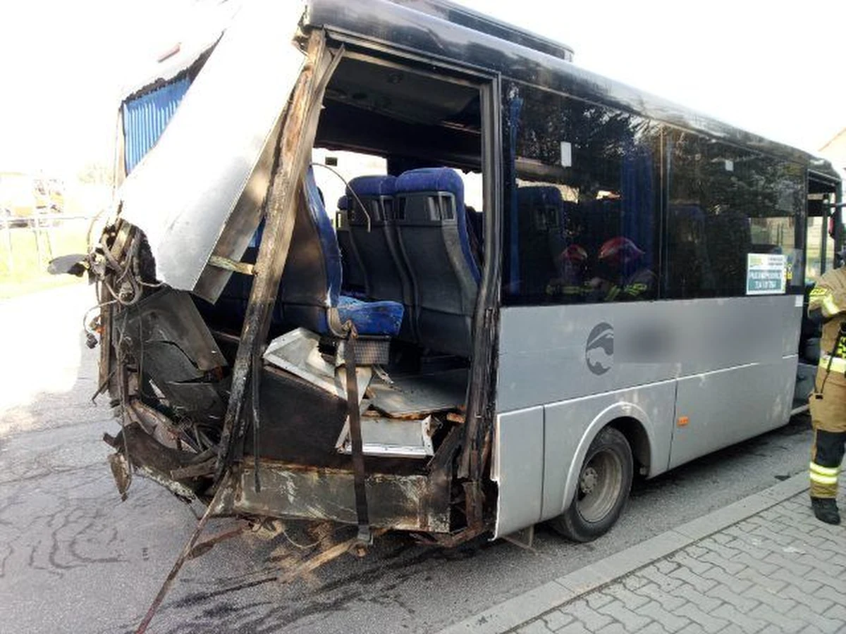 Pięć osób zostało rannych w wypadku na zakopiance między Myślenicami a Krakowem. W Jaworniku samochód osobowy zderzył się z autobusem.
