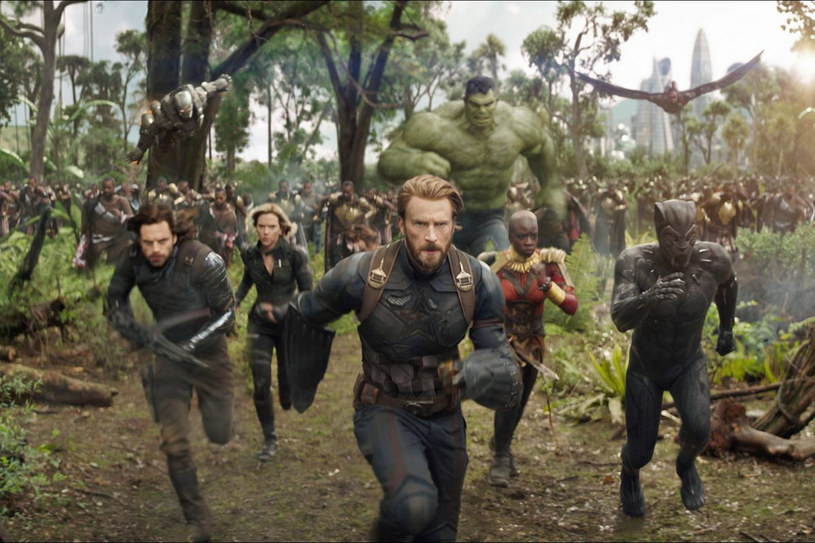 Gdy "Avengers" wchodzili do kin w 2012 roku, wiele osób pukało się w głowę. Sześciu superbohaterów w jednym filmie? Przecież to nie wypalili. Z perspektywy czasu widać, że wypaliło. Potwierdza to ponad 1,5 miliarda dolarów wpływów. W "Avengers: Wojnie bez granic" braci Anthony’ego i Joe Russo, trzeciej części cyklu, zgodnie z zasadą sequeli "szybciej, więcej, mocniej" pojawiło się dwudziestu superbohaterów. Znów skończyło się miliardowymi przychodami, a finał filmu przeszedł do historii kina rozrywkowego jako jeden z najbardziej szokujących. 23 kwietnia 2023 roku mija pięć lat od pstryknięcia Thanosa.