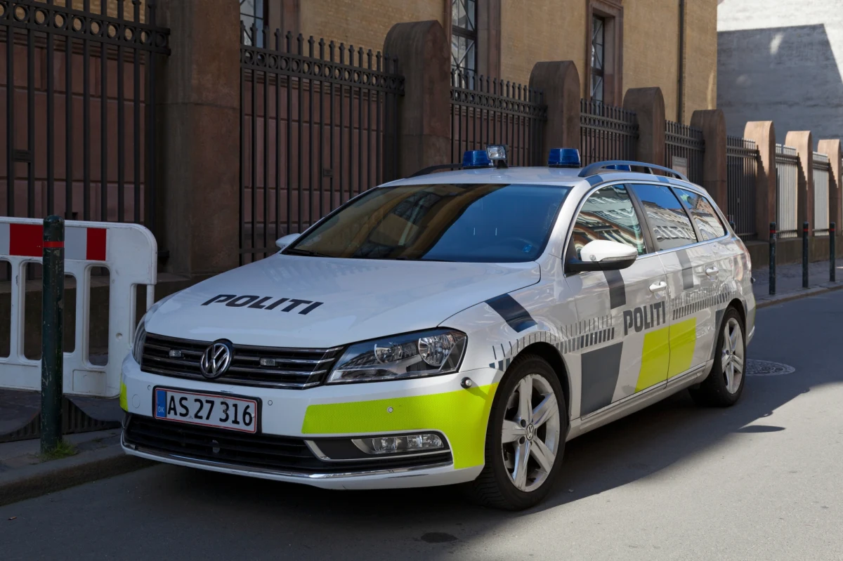 Mężczyzna podpalił się przed ambasadą USA w Kopenhadze; ogień ugaszono, poszkodowana osoba jest przytomna - poinformowała duńska policja.