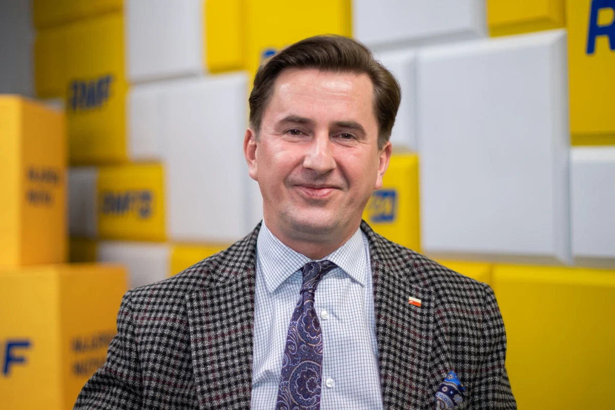 „Nie ukrywam, że pewnie w ciągu kilku najbliższych dni, godzin będzie decyzja dotycząca znalezienia sposobu, żeby Kołobrzeg mógł eksportować zboże” – powiedział w Rozmowie w południe w RMF FM wiceminister rolnictwa Rafał Romanowski. Ta deklaracja pojawiła się po tym, jak na antenie RMF FM poinformowaliśmy, że port w Kołobrzegu z dnia na dzień stracił możliwość przeładunku ukraińskiego zboża. Wszystko dlatego, że Kołobrzeg nie został wymieniony w rozporządzeniu ministra rozwoju i technologii w sprawie zakazu przywozu z Ukrainy produktów rolnych. Na liście znalazły się porty w Gdańsku, Gdyni, Świnoujściu i Szczecinie. „Tylko Kołobrzeg to maleńki wycinek. Prezes portu zauważył 170 tys. ton, z czego 47 proc. to produkty agro, a my mówimy o portach, które miesięcznie są w stanie załadować minimum 300 tys. ton” – zaznaczył Romanowski.