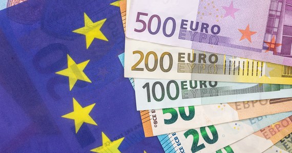 Kwota dziennej okresowej kary pieniężnej nałożonej na Polskę przez TSUE została obniżona z miliona do 500 tys. euro - informuje dziennikarka RMF FM w Brukseli.