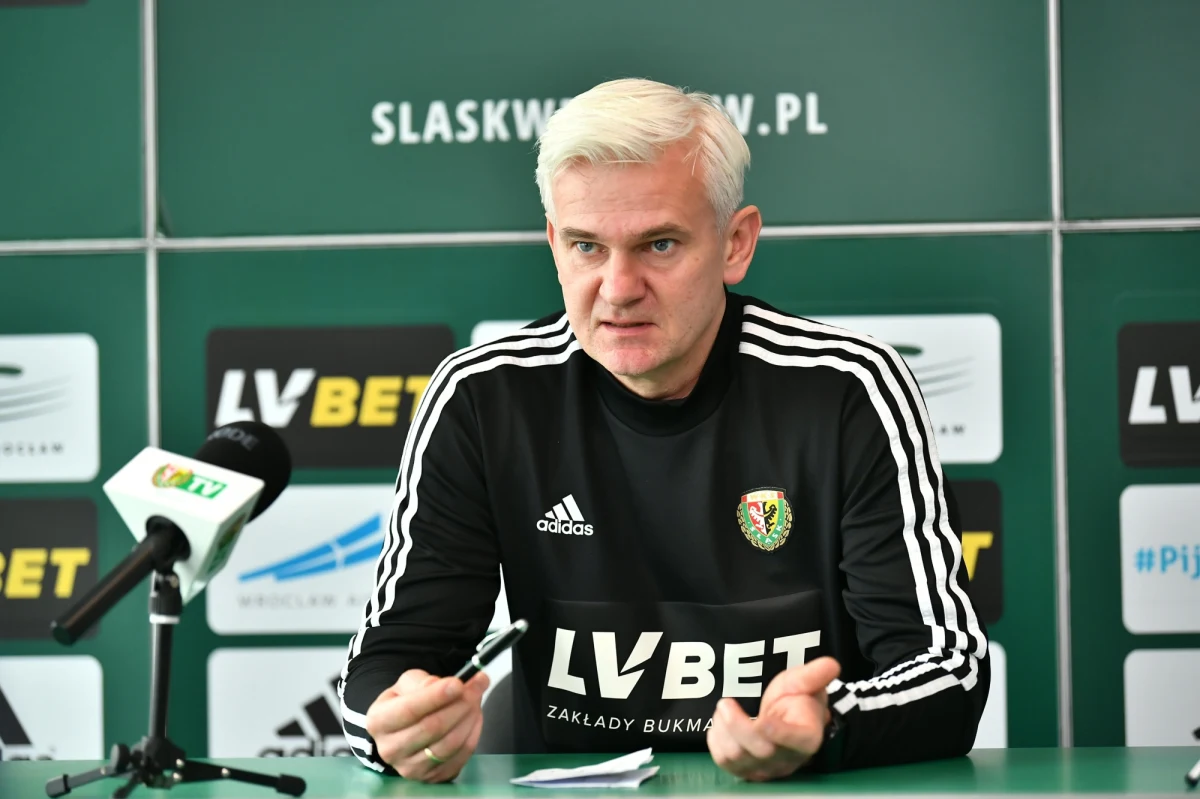 Jacek Magiera poprowadzi piłkarski Śląsk Wrocław w najbliższym meczu ekstraklasy z Górnikiem w Zabrzu. Dla szkoleniowca oznacza to powrót do klubu z Dolnego Śląska, gdzie pracował od marca 2021 roku do marca 2022. Magiera zastąpił zwolnionego dziś Ivana Djurdjevica.