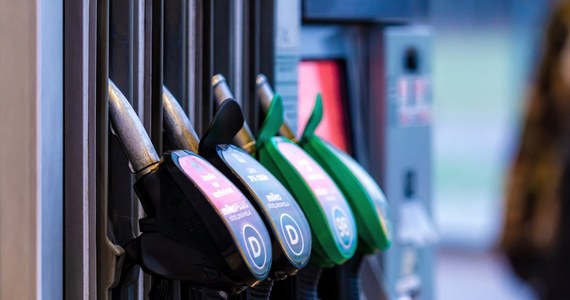 "Podwyżki cen benzyny wyhamowały, a obniżki cen diesla zaczęły się pogłębiać" - stwierdzili analitycy Refleksu. Jak podkreślili, daje to możliwość co najmniej kilkunastogroszowych obniżek cen paliw na stacjach jeszcze przed majówką.