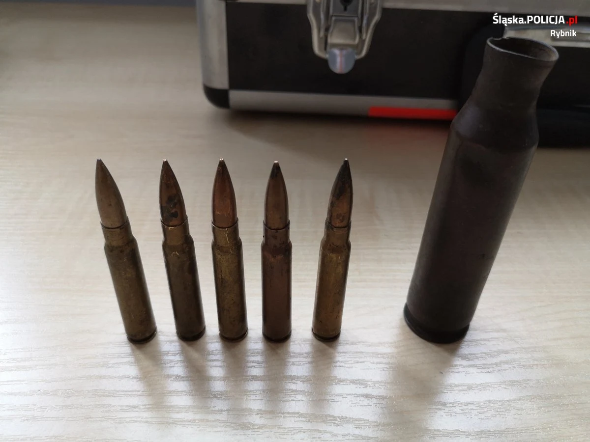 46-latek Rybnika miał w mieszkaniu karabinek, amunicję, dwa rewolwery, a także pocisk i detonator. Na miejsce wezwano kontrterrorystów. Mężczyźnie grozi do 8 lat więzienia.