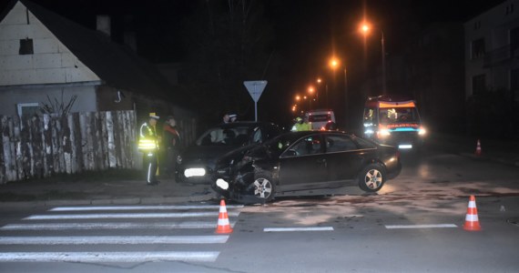 17-latek został rannym po zderzeniu dwóch samochodów w Radomiu. Kiedy na miejsce wypadku przyjechali policjanci, okazało się, że audi prowadził 14-latek. Prawdopodobnie nie ustąpił pierwszeństwa innemu, prawidłowo jadącemu kierowcy.


