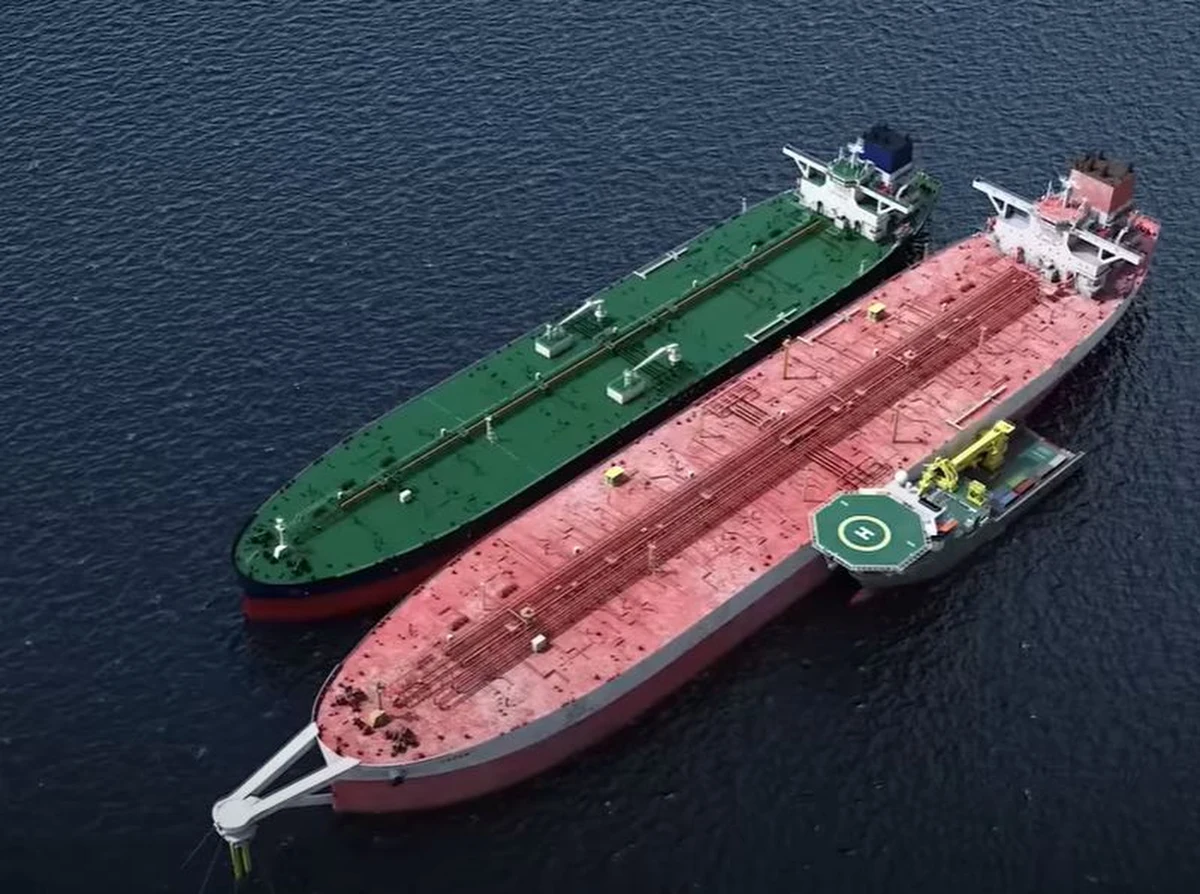 Od 2015 roku u wybrzeży Jemenu na Morzu Czerwonym stoi zakotwiczony i rdzewieje tankowiec FSO Safer. Ten "statek – widmo" może w każdej chwili eksplodować. Od lat eksperci ostrzegają przed katastrofą ekologiczną. Dziś z Rotterdamu wyruszyli eksperci, którzy mają przepompować ponad milion baryłek ropy do innej jednostki.