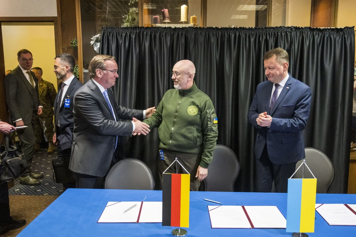 Ministrowie obrony Polski, Ukrainy i Niemiec podczas spotkania w bazie w Ramstein w Niemczech podpisali list intencyjny ws. stworzenia w Polsce centrum serwisowego czołgów Leopard 2. Chodzi o maszyny, które trafiły na Ukrainę. Według szefa polskiego MON Mariusza Błaszczaka, takie centrum mogłoby powstać w Gliwicach.