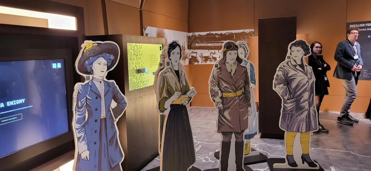 Wystawa pod tytułem "Szyfrodziewczyny" miała swoją premierę w poznańskim Centrum Szyfrów Enigma. Ekspozycja opowiada o trzynastu wybitnych kobietach, które miały ogromny wkład w rozwój matematyki, filozofii, informatyki oraz kryptologii.