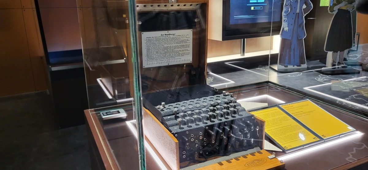 Miłośnicy szyfrów i historii drugiej wojny światowej mogą już podziwiać nowy eksponat, który przygotowało Centrum Szyfrów Enigma w Poznaniu. To czwarty już egzemplarz niemieckiej maszyny szyfrującej, który trafił do stolicy Wielkopolski.