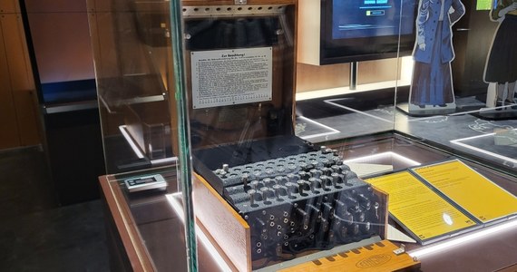 Miłośnicy szyfrów i historii drugiej wojny światowej mogą już podziwiać nowy eksponat, który przygotowało Centrum Szyfrów Enigma w Poznaniu. To czwarty już egzemplarz niemieckiej maszyny szyfrującej, który trafił do stolicy Wielkopolski.