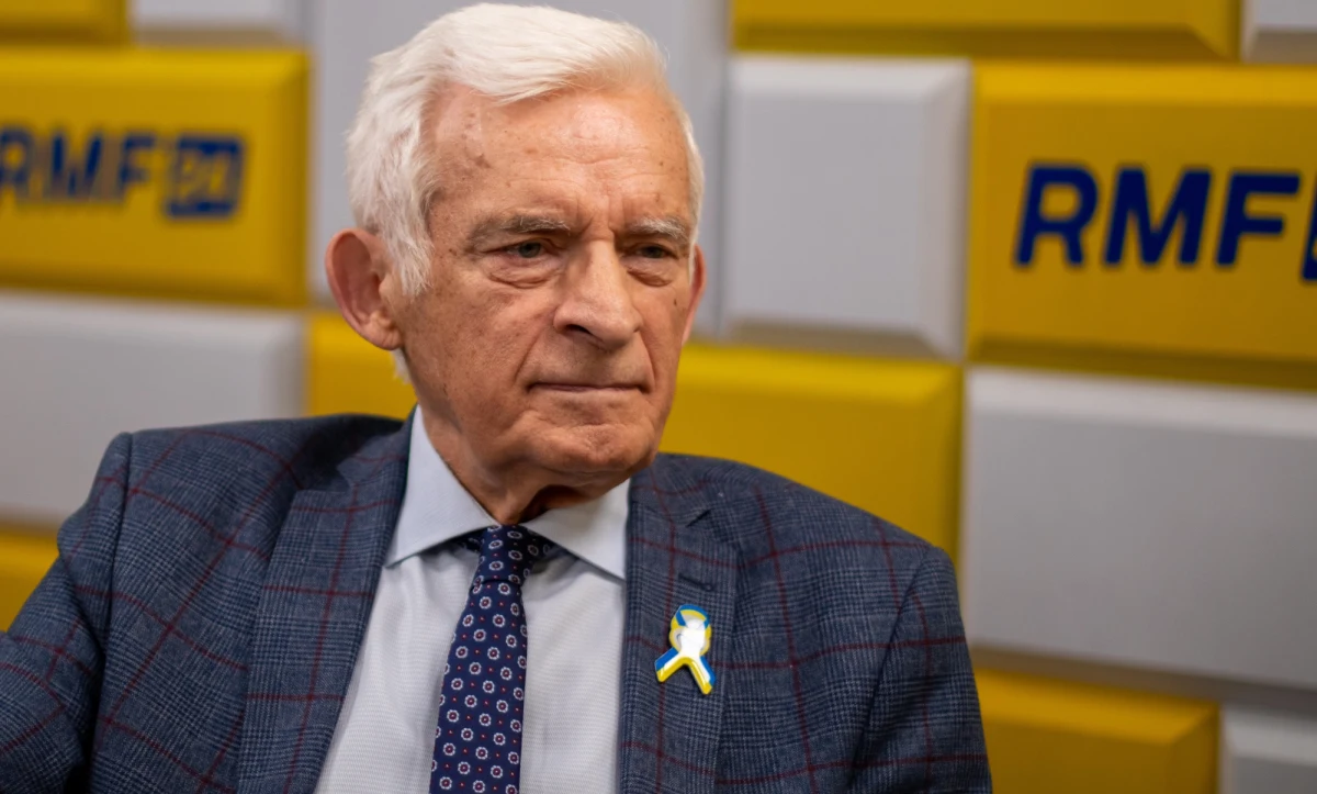 "Jeśli są jakieś przemiany daleko idące, to one są zapowiedziane od dawna. W 2007 r. było pierwsze zobowiązanie. Pierwszy raz polski rząd potwierdził to, że wchodzimy w pakiet 3 x 20. Od tego czasu minęło 16 lat" - mówił w Popołudniowej rozmowie w RMF FM były premier, a obecnie europoseł Jerzy Buzek, pytany o unijną politykę klimatyczną. "Tam są takie rozwiązania, które będą od nas wymagały wielkiego wysiłku w Polsce, ale są też bardzo korzystne" – dodał, odnosząc się do budzącego kontrowersje pakietu „Fit for 55”. "Mówi się dzisiaj, że Polacy będą musieli za to zapłacić. Co najmniej 2/3 tych pieniędzy jest w budżecie UE - tym i w następnym" – zapewnił. "Obecni rządzący nie są w stanie wziąć pieniędzy z UE" - tłumaczył gość RMF FM. 