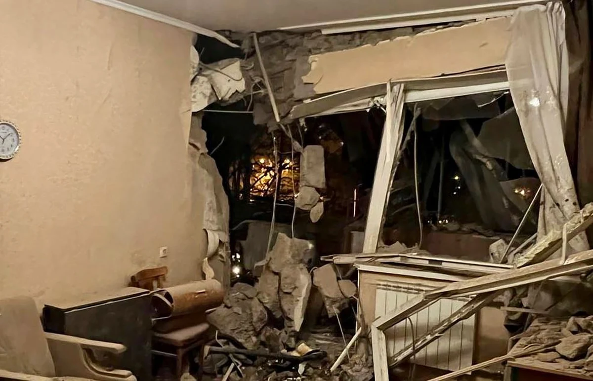 Trzy osoby zostały ranne po tym, jak rosyjski Su-34 omyłkowo zbombardował rosyjskie miasto. Przypadkowo upuścił na Biełgorod bombę, która prawdopodobnie była "przeznaczona" dla Ukrainy. Miasto to leży bowiem 40 km od granicy. Ukraiński ekspert ds. lotnictwa Wałerij Romanenko stwierdził, że rosyjski pilot prawdopodobnie nacisnął niewłaściwy przycisk; chciał skontrolować ładunek, zamiast tego dokonał bombardowania.