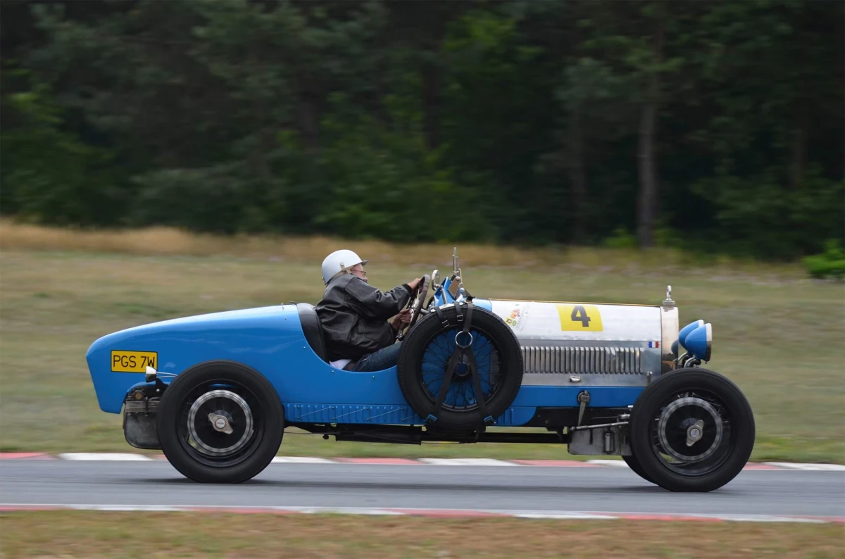 Supersamochody z lat 30. XX wieku, pływający aphicar czy porsche Patryka Mikiciuka, które jest odwzorowaniem samochodu Sully z Disneyowskiej produkcji „Auta”. To wszystko będzie można zobaczyć na targach Auto Nostalgia, które w weekend po raz kolejny zawitają do Hali EXPO XXI w Warszawie. 