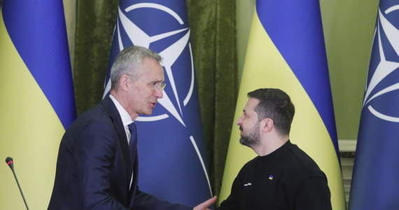 "To, że sekretarz generalny NATO zdecydował się pojechać na Ukrainę, w kontekście propagandy wymierzonej w NATO przez Rosję, to jest bardzo ważny sygnał i próba zademonstrowania wsparcia dla tych aspiracji ukraińskich, ale nie należy tego mylić z indywidualnym wsparciem poszczególnych państw" - powiedział Wojciech Lorenz analityk z Polskiego Instytutu Spraw Międzynarodowych. Był on gościem Piotra Salaka w internetowym Radiu RMF24. Ekspert mówił również o szansach Ukrainy na wejście do NATO.