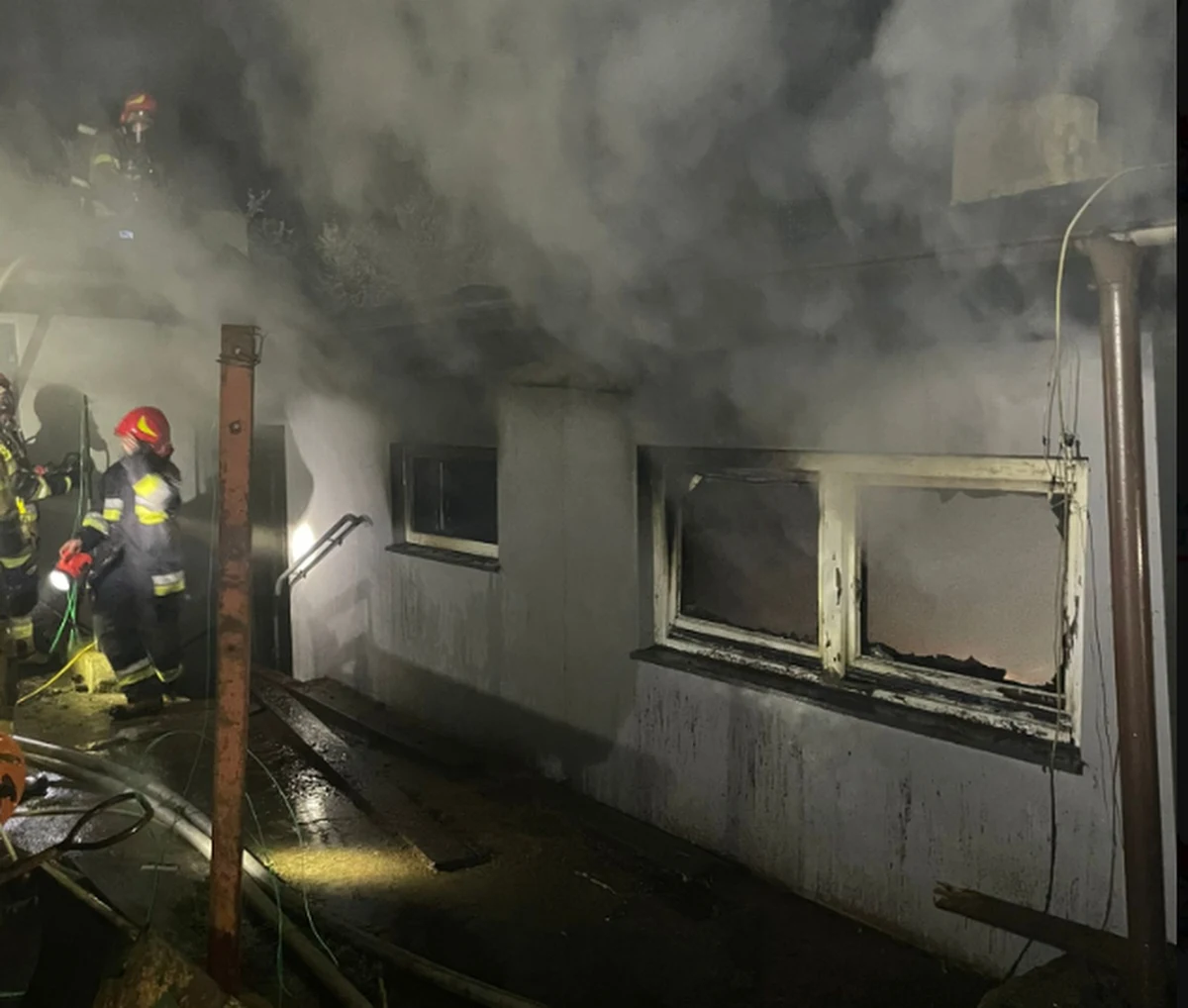 Jedna osoba zginęła w pożarze przy ul. Piekarniczej w Gdańsku. Trwa akcja gaśnicza.