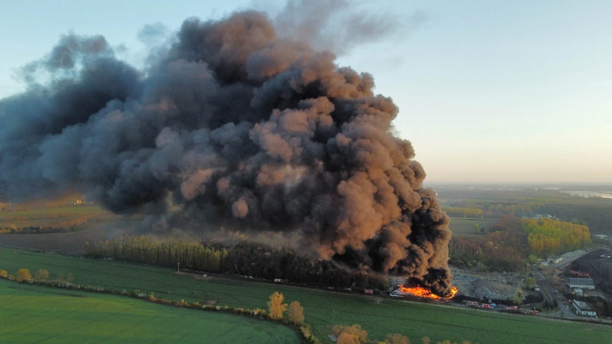 Strażacy opanowali w sobotnie popołudnie pożar składowiska opon w Koninie (Wielkopolskie). Trwa akcja dogaszania, w której bierze udział około 50 strażackich zastępów. Nie ma informacji, by w wyniku pożaru ktokolwiek ucierpiał, nie stwierdzono też zagrożenia dla mieszkańców. 