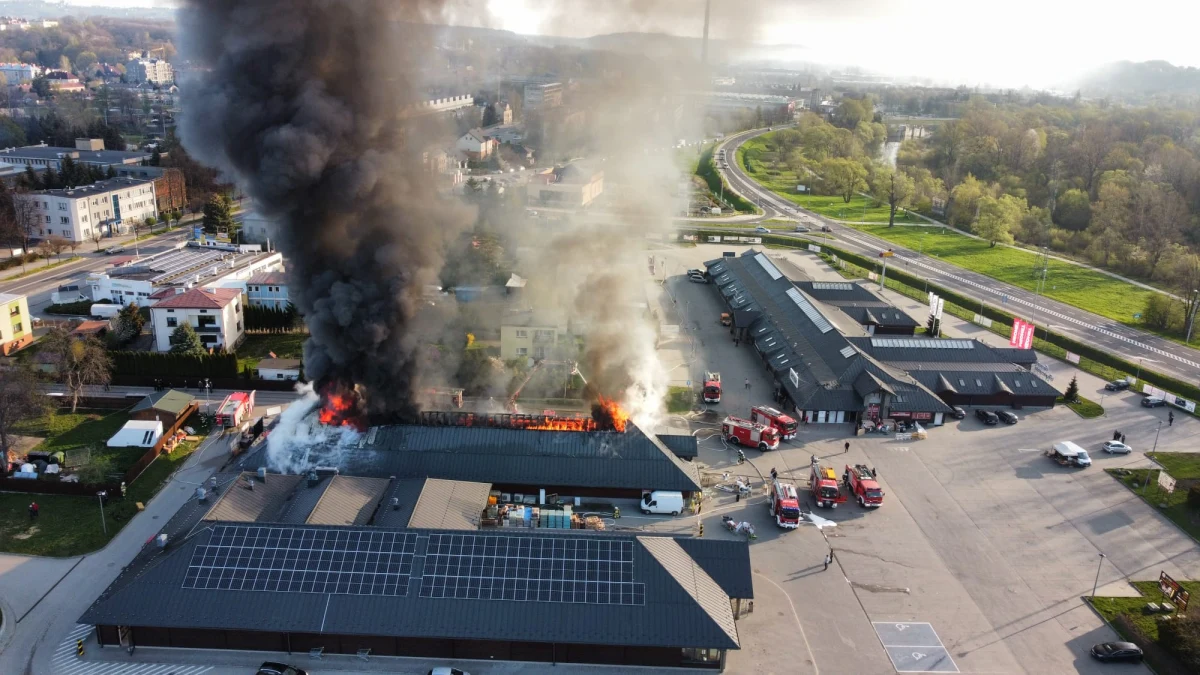 W sklepie z artykułami RTV/AGD przy ulicy Bieckiej 64 w Gorlicach rano wybuch pożar. W akcję gaszenia ognia zostało zaangażowanych około 100 strażaków. "Sytuacja jest już opanowana, pożar został ugaszony" - poinformował w rozmowie z RMF FM tuż po godzinie 15:00 rzecznik prasowy małopolskiej PSP Hubert Ciepły.