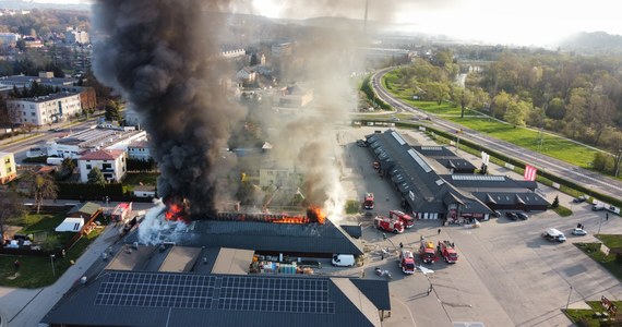 W sklepie z artykułami RTV/AGD przy ulicy Bieckiej 64 w Gorlicach rano wybuch pożar. W akcję gaszenia ognia zostało zaangażowanych około 100 strażaków. "Sytuacja jest już opanowana, pożar został ugaszony" - poinformował w rozmowie z RMF FM tuż po godzinie 15:00 rzecznik prasowy małopolskiej PSP Hubert Ciepły.
