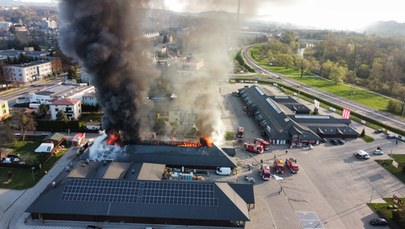 Ugaszono pożar sklepu w Gorlicach. Zawalił się dach budynku