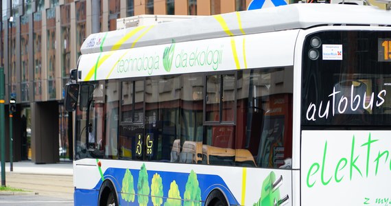 Wstrząśnienia mózgu oraz obrażeń ręki doznał kontroler pobity przez pasażera w autobusie linii nr 129 w Krakowie. Policja zabezpieczyła telefon i bluzę agresora, który uciekł z pojazdu przez okno. To dziewiąte, od listopada, pobicie rewizora w tym mieście.
