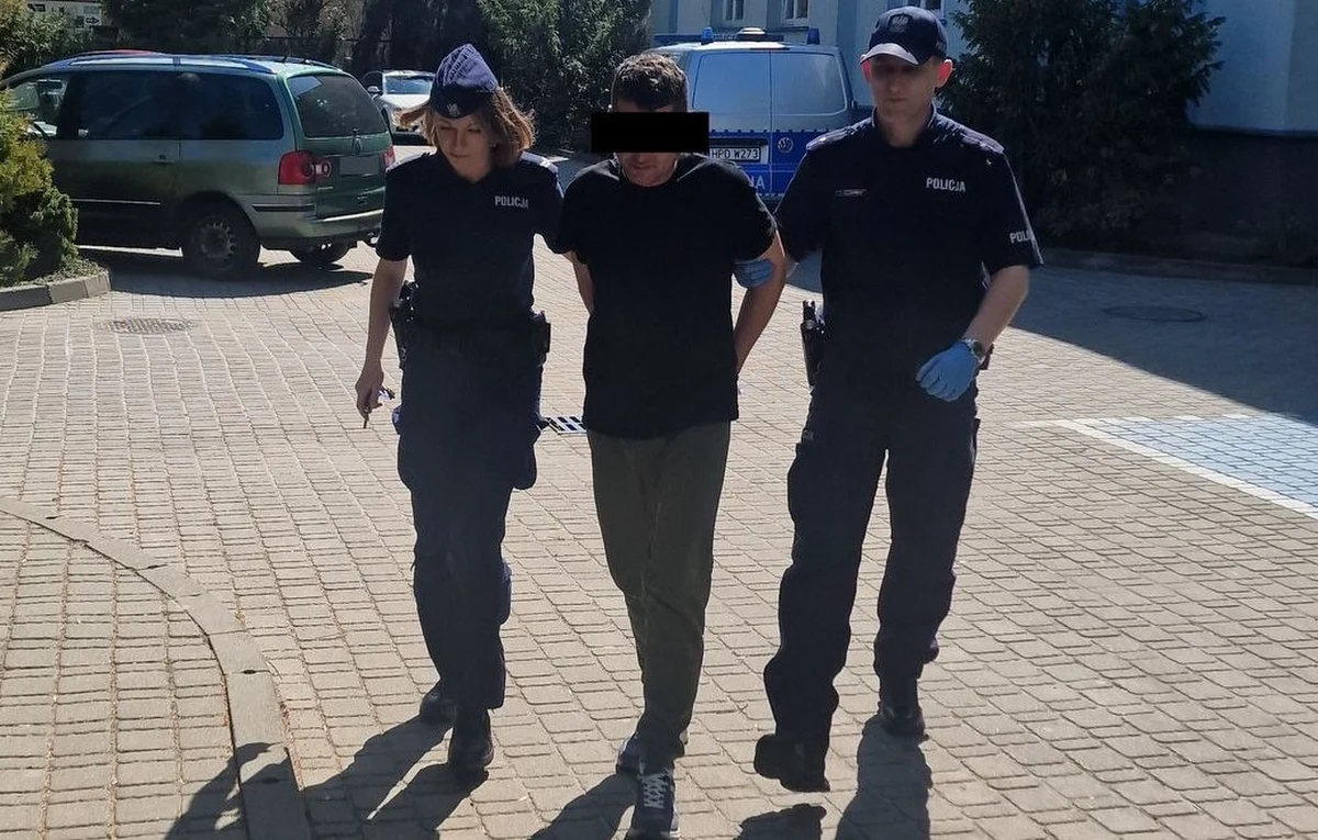 41-latek podczas awantury ugodził nożem 24-latka, a następnie zabrał mu samochód i pojechał do chłopaka swojej córki, któremu chciał odebrać życie. Po nieudanym ataku napastnik zbiegł. Został zatrzymany i usłyszał zarzuty. Teraz grozi mu nawet kara dożywotniego pozbawienia wolności, a najbliższe 3 miesiące spędzi w areszcie.