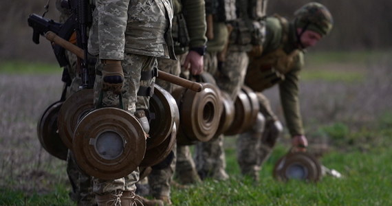"W ciągu tygodnia utworzyliśmy kilkadziesiąt nowych pól minowych w pobliżu granicy z Ukrainą" - poinformował gen. Serhij Najew, dowódca Połączonych Sił Zbrojnych Ukrainy. W ramach umocnień granicy ukraińsko-białoruskiej utworzono ponadto blisko 3 km transzei i 4,5 km rowów przeciwczołgowych.